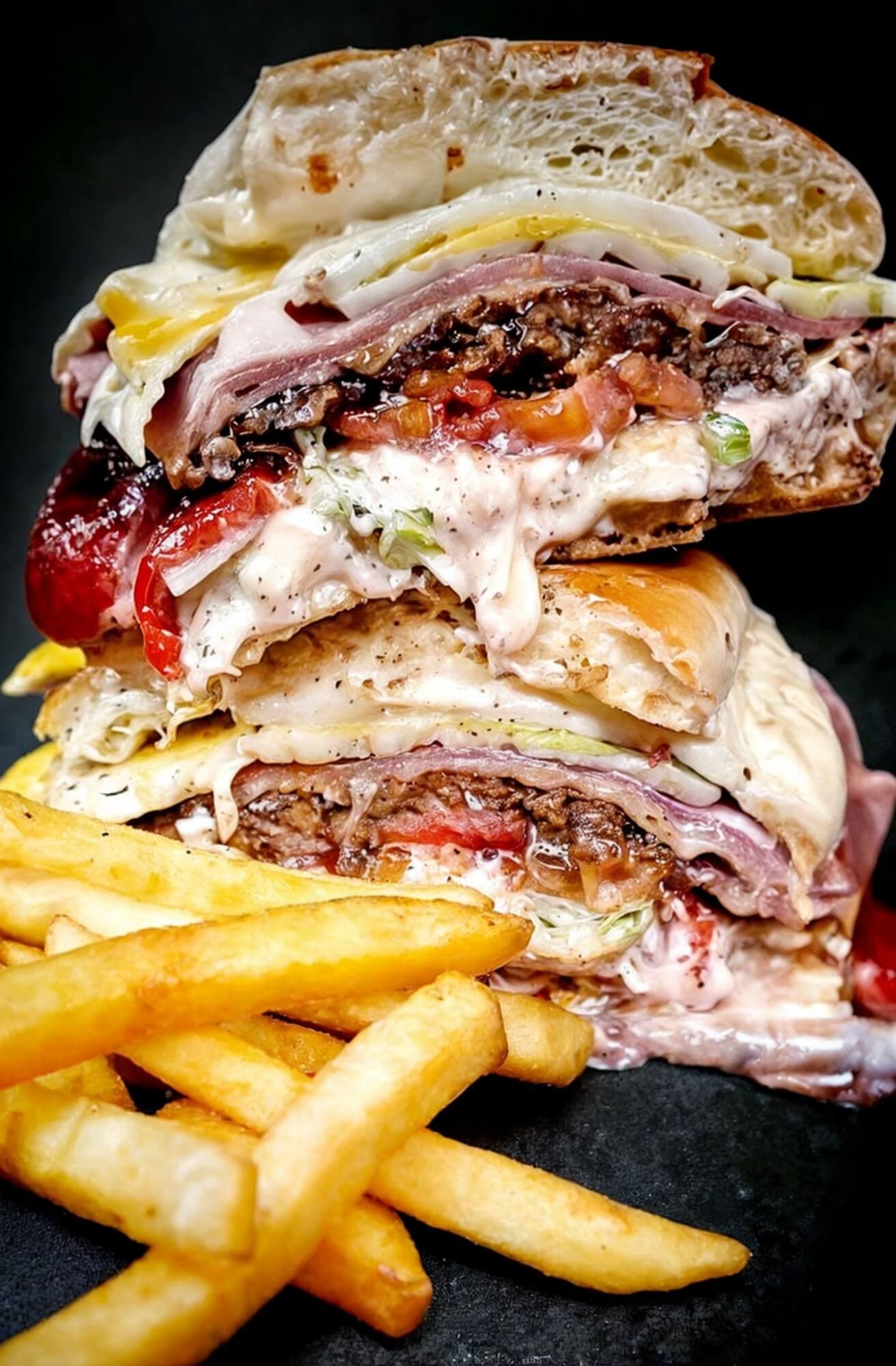 Sándwich de lomo con ingredientes frescos